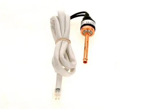 BOSCH Druckwächter mit einem Kupferrohr und einem weißen Kabel. Der Sensor hat einen Anschluss für die elektrische Verbindung.